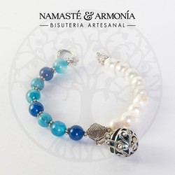 Pulsera Piedras Naturales Azules y Perlas de Agua Imitación con dije llamador de Ángel.