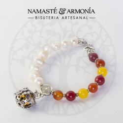 Pulsera Piedras Naturales Amarillas y perlas de agua imitación con dije llamador de Ángel.