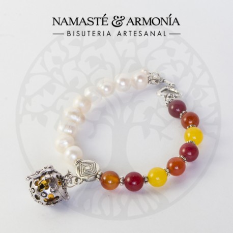 Pulsera Piedras Naturales Amarillas y perlas de agua imitación con dije llamador de Ángel.
