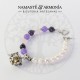 Pulsera Piedras Naturales Moradas y perlas de agua imitación con dije llamador de Ángel.